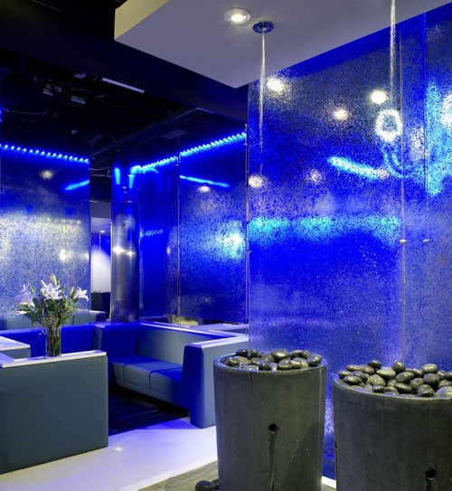 Fountain Club 采用Crash Blue作为隔断，现代感十足，在有限的空间中营造曲径通幽的功能和视觉隔断