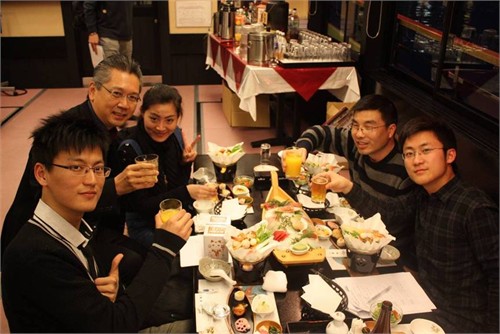 初抵日本的欢迎晚餐，图为Mr. Jim Tan （左二）与三位得奖学生徐放（左一）、王晴（左三）及于天赋（右一）合影