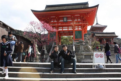 京都清水寺，经典的日本建筑前徐放（右一）与天赋（左一）合影