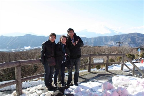 富士山下，三位经由比赛结识的学生迅速建立起革命的友谊