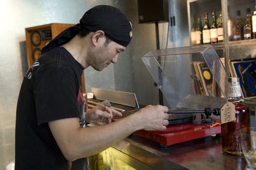 黑胶沙龙主讲人-阿Paul现场播放黑胶唱片