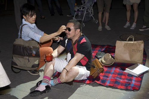 嘉宾拿着“彩椒”席地而坐,享受着广场微风