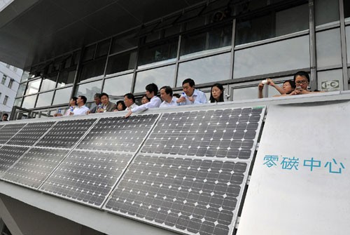  游客参观安装在“伦敦零碳馆”阳台墙上的太阳能板（6月4日摄）。