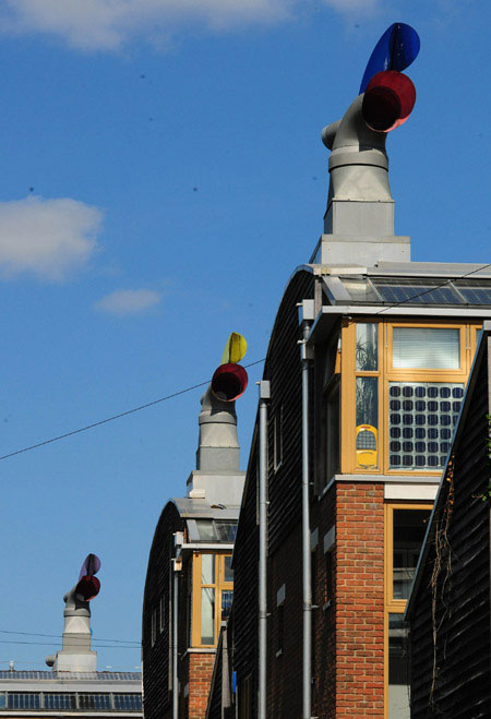 （影像链接）在伦敦“贝丁顿零碳社区”，住宅屋顶都安装了使用风力的换气及恒温装置（4月21日摄）。 