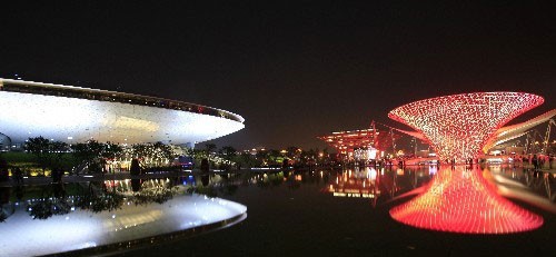 6月2日，上海世博中国馆、世博文化中心以及世博轴夜景。