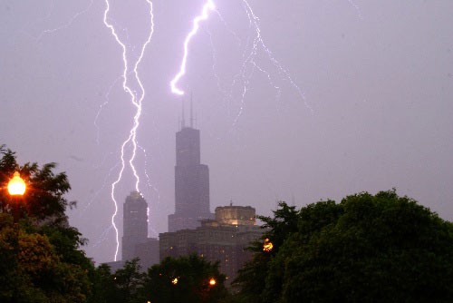 闪电击中芝加哥地标性建筑威利斯大厦 