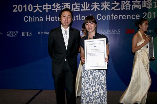 INTERIOR DESIGN China杂志出版人赵虎颁发2009年度中国最佳文教卫生设计企业