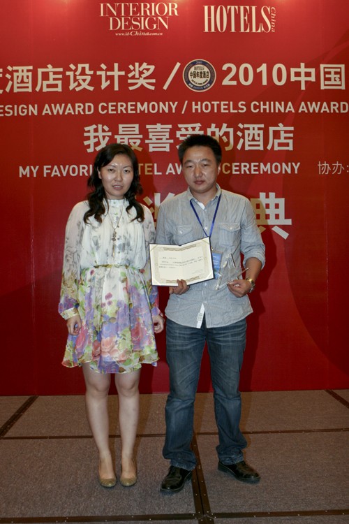 IN DESIGN MEDIA常务副出版人王潇为2010年度酒店大堂最佳设计奖的陈涛颁奖