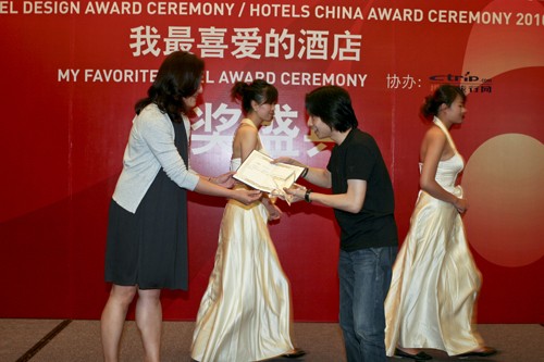 DUXIANA中国区总经理孔涛为2010年度酒店套房/客房类最佳设计奖的施献峰颁奖