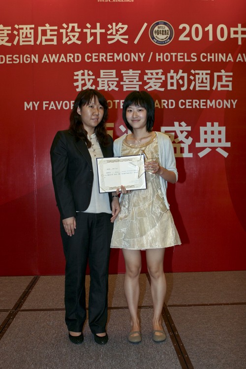 3M（中国）有限公司代表蔡锦为2010年度酒店餐厅类最佳设计奖的何宗宪颁奖