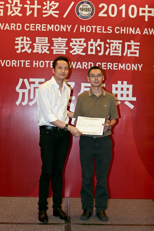 美标中国区商务总经理王涛为2010年度酒店Spa类最佳设计奖的秦岳明颁奖 