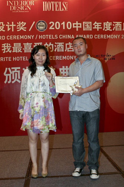 IN DESIGN MEDIA常务副出版人王潇为2010年度酒店设计概念奖的杨邦胜颁奖 
