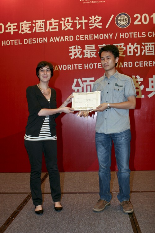 蓝冰可 Crossboundaries建筑设计咨询公司合伙人为2010年度酒店地域文化推动奖的姜峰颁奖