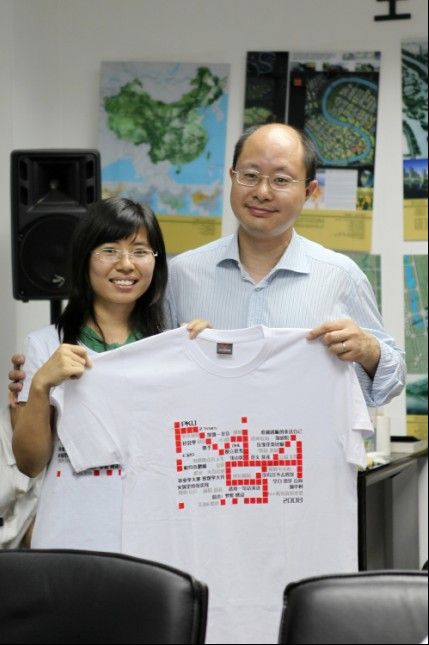 2010届MSLA毕业生向老师们赠送毕业衫