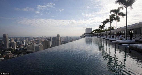 “空中花园”泳池长150米,是奥运会泳池长度的三倍