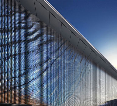 澳大利亚布里斯班机场安装波纹效果的艺术立面1