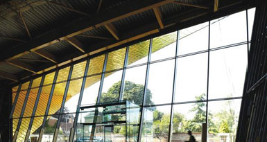 Vi?oly为英国科尔切斯特艺术中心设计40吨玻璃立面1