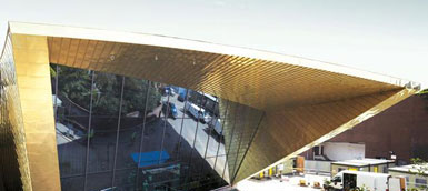 Vi?oly为英国科尔切斯特艺术中心设计40吨玻璃立面2