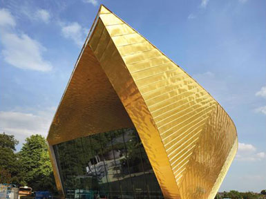 Vi?oly为英国科尔切斯特艺术中心设计40吨玻璃立面3
