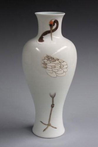 李见深  《新官窑系列-鹤瓶》 陶瓷，釉上粉彩  （双城现代手工艺术馆提供）