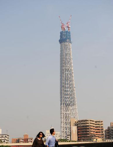 5月5日，一对情侣从日本首都东京的“东京天空树”前走过