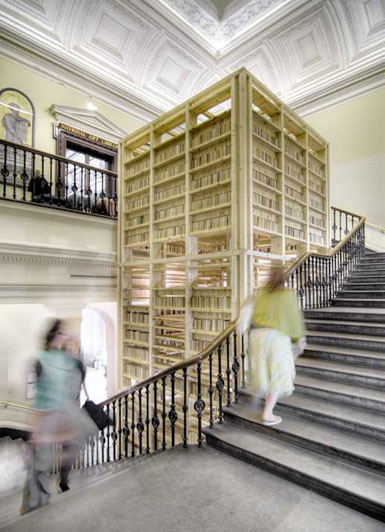 伦敦V&A博物馆建造木质独立式“书塔” 1