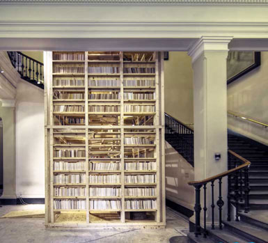 伦敦V&A博物馆建造木质独立式“书塔” 4