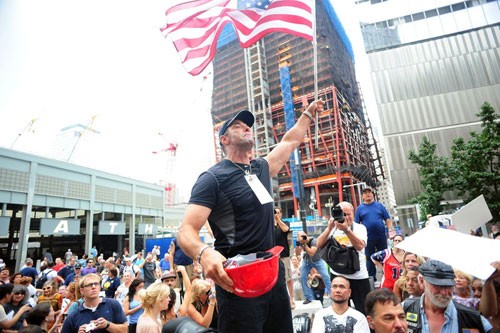 　当地时间8月22日，一名举起美国国旗的抗议者