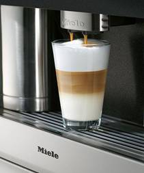 Miele CVA 5060咖啡机只需一个按键就可以泡制出层层分明的拿铁玛琪雅朵