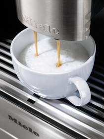 Miele的CVA 5060的咖啡机只需要轻触按键就泡制出泡沫细腻的卡布奇诺
