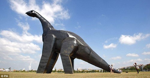 美国一公园展出史上最大恐龙的雕塑1