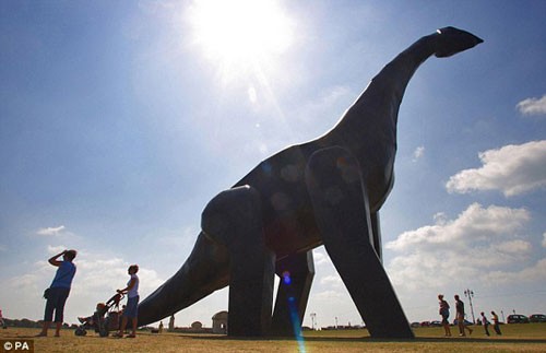 美国卢纳公园展出一个巨型恐龙雕塑，吸引了不少游客前来参观。 3