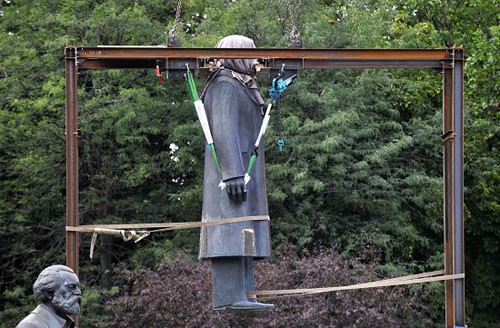 柏林马克思恩格斯雕像被挪位 