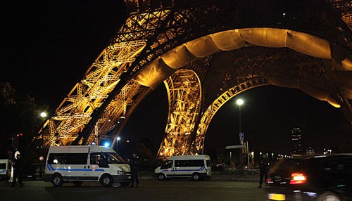 法国巴黎埃菲尔铁塔遭遇“诈”弹1