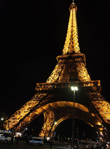 法国巴黎埃菲尔铁塔遭遇“诈”弹 3