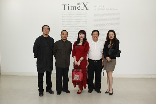 从左至右：艺术家刘广云、学术主持沈其斌、林大艺术中心负责人Linda女士及符先生