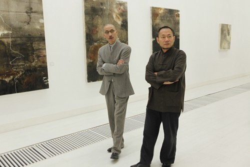 艺术家徐龙森与学术主持沈其斌先生一同观看展览