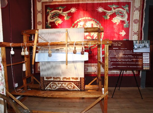 编织区的手工地毯织机