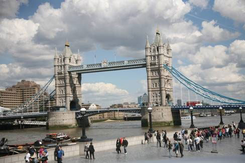 英国地标建筑伦敦塔桥拟挂广告惹批评 4