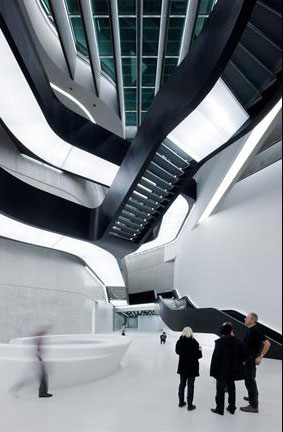 扎哈·哈迪德的“21世纪艺术博物馆”获斯特灵奖2