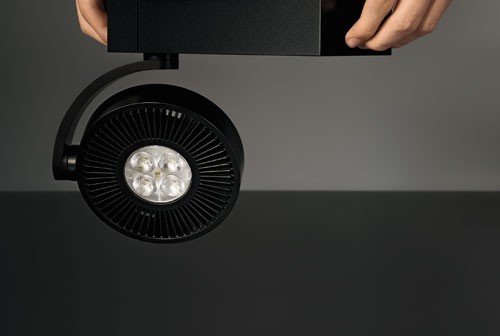 Discus射灯系统（EOOS设计）——灯体采用压铸铝制成，夺人眼球，并以扁平紧凑的外形完美融入各种建筑之中。