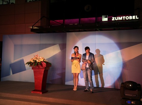 图八：中国建筑设计界知名总建筑师，现代都市院创作所所长俞挺先生（图右）为奥德堡照明上海展示中心揭幕式担任主持人。