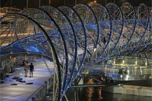 滨海湾的螺旋桥以独一无二的建筑设计获得世界建筑节的奖项。
