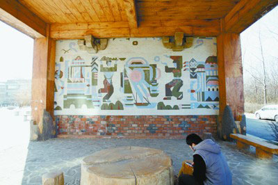 曾为沈阳市民所非常熟悉的东北电影院壁画，现被建大收藏。