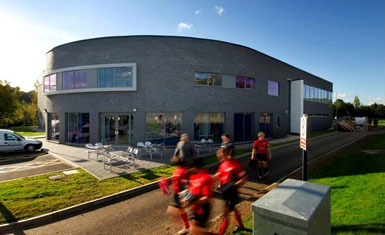Holder Mathias的英国Glamorgan大学体育教学中心开放3