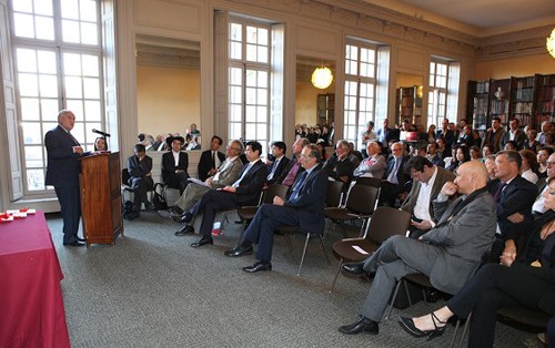 法国前总理让-皮埃尔·拉法兰在颁奖前致辞  - 法国巴黎   法国建筑学院