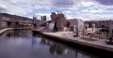 西班牙的毕尔巴鄂博物馆。它开创了标志性建筑的趋势。