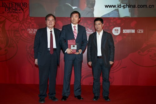 中国建筑学会室内设计分会副会长薛光弼（左）、L&D(里奥纳多.达芬奇)陶瓷事业部经理兰盛标（右）为张工颁发名人堂荣誉成员奖