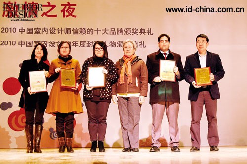 CIID会长邹瑚莹为设计师信赖的十大建材品牌颁奖。 