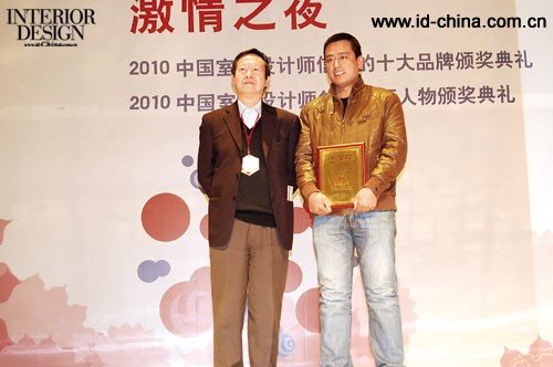 CIID副会长劳智权为创新品牌颁奖。 